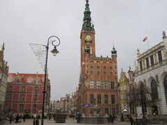 The city hall (Rathaus in German or Ratusz Głównego Miasta in Polish) with its tower (really, for once the tallest building in town is not a church!)